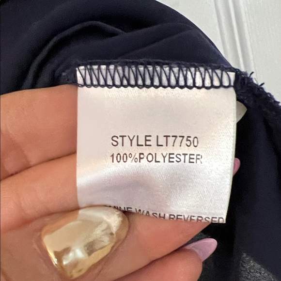 Elegant Navy Sleeveless Blouse with White Trim - Picture 3 of 4